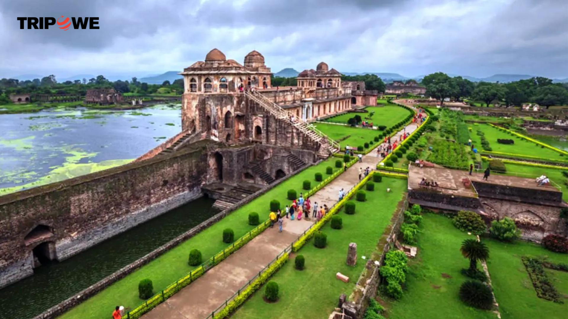 Jahaz Mahal tripowe.com